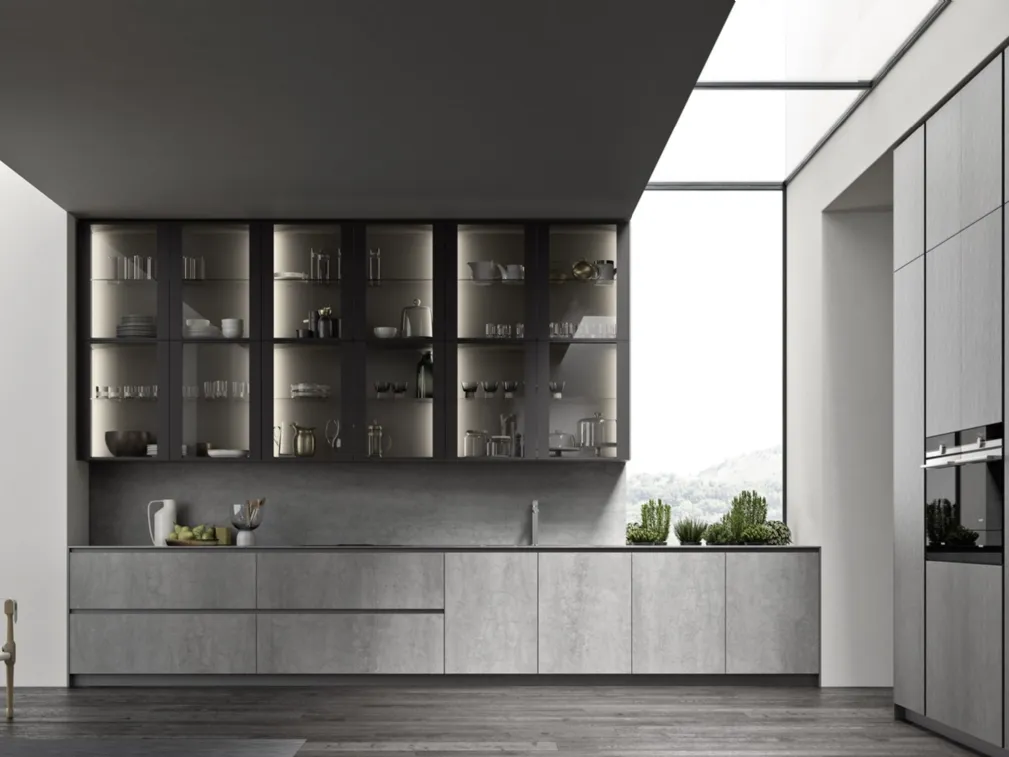 Cucina Moderna ME Materia in laminam Pietra di Savoia Grigia Bocciardata con pensili in vetro con telaio Brown di Meson's Cucine