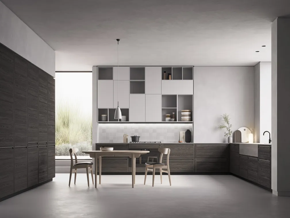 Cucina Moderna angolare M2 Memo in essenza Olmo Grigio e laccato opaco Efeso con top in Laminam Pietra di Savoia Grigia Bocciardata di Meson's Cucine