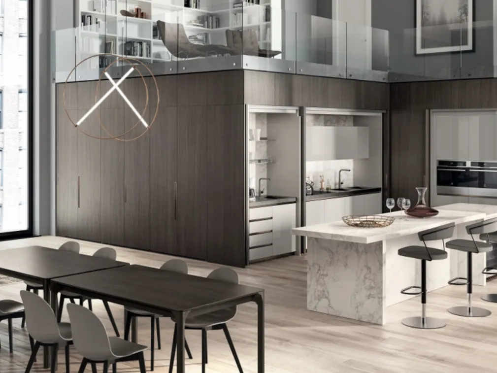 Cucina salvaspazio con isola centrale Boxi in laccato lucido Grigio Chiaro di Scavolini