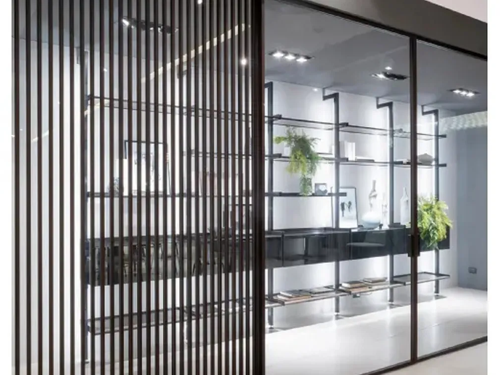 Porta per interni Zeus Tokyo con profilo in alluminio finitura Rovere e vetro di Doal