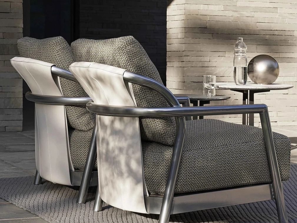 Poltroncina Alison Outdoor in acciaio, gomma e tessuto imbottito di Flexform