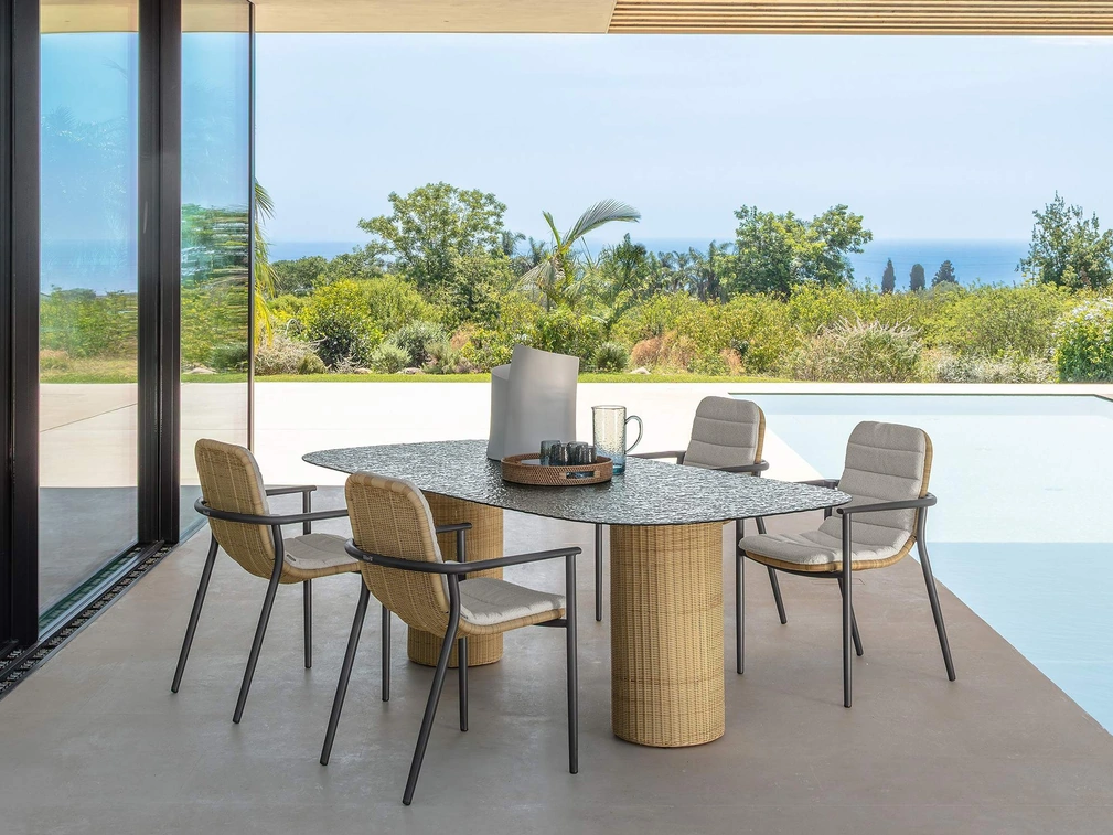 Tavolo in vetro e sedie in midollino Bond di Talenti