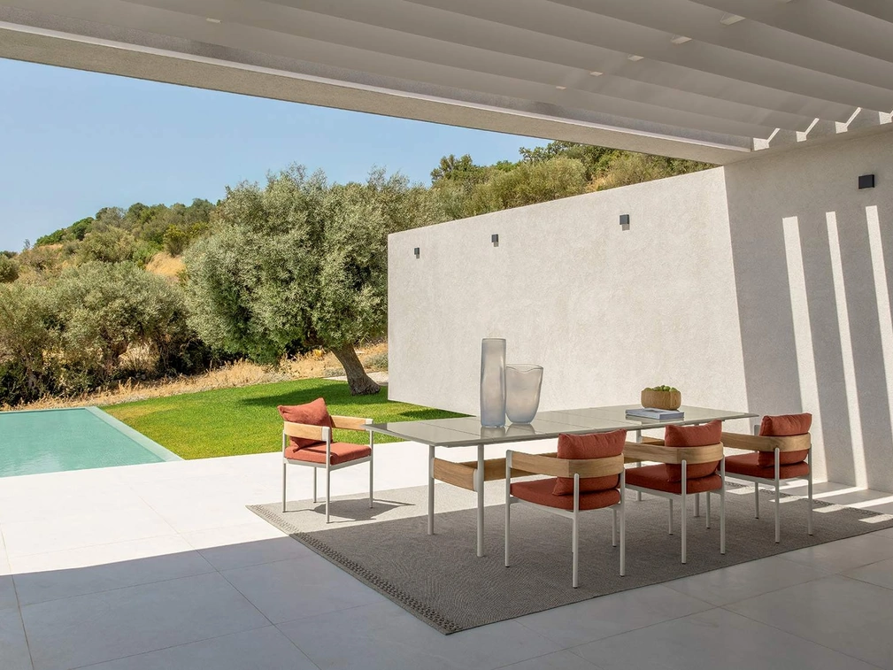 Tavolo in gres e Sedie in legno e tessuto Flow di Talenti