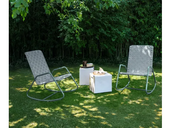 Poltroncina a dondolo Inout in alluminio di Gervasoni