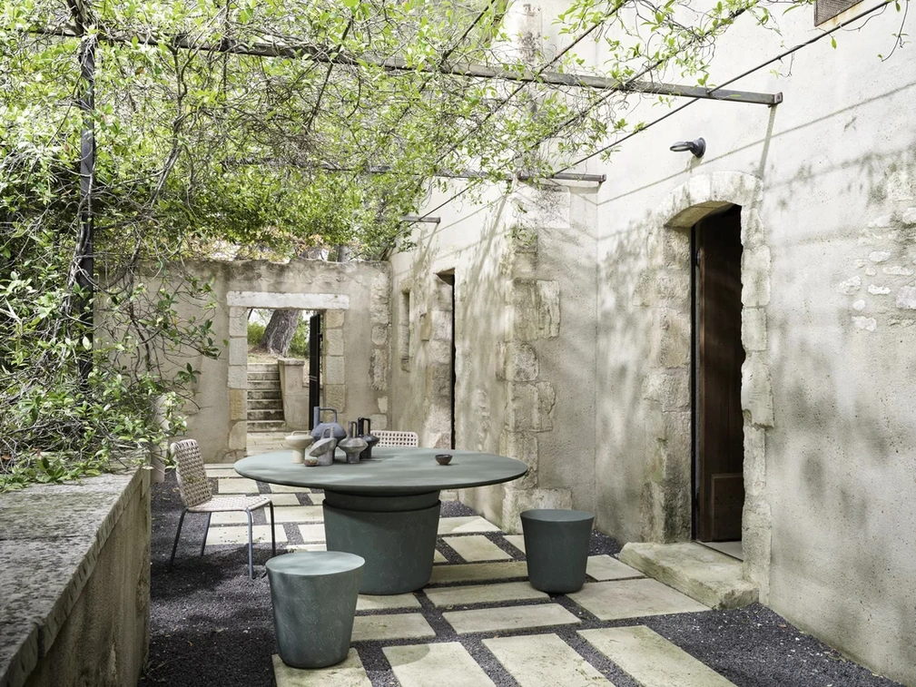 Kasane Pouf e Tavolo in terracotta di Gervasoni