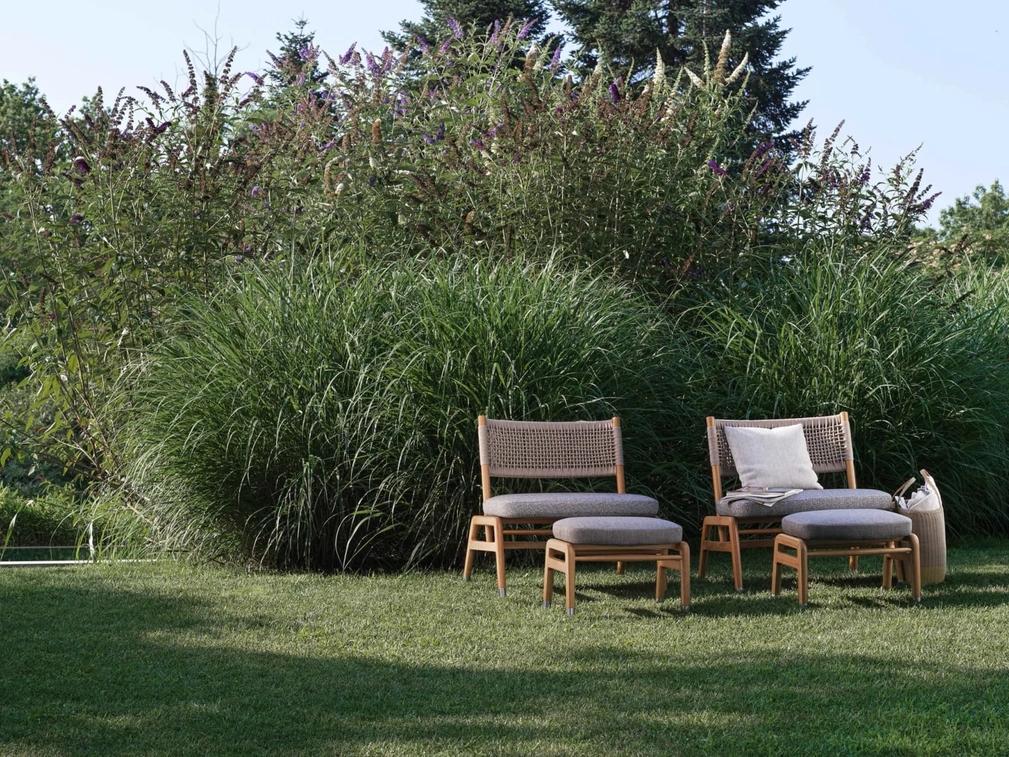 Poltroncina Ortigia Outdoor in legno massello e corda intrecciata di Flexform