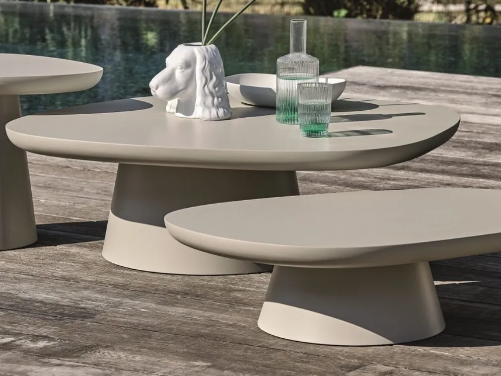 Tavolini Stone con base in metallo verniciato e top in MDF verniciato con finitura outdoor di Ditre Italia